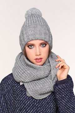 Стильная шапка с отворотом и небольшим помпоном