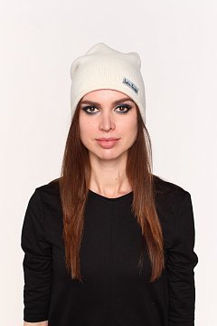 Красивая женская шапка белого цвета