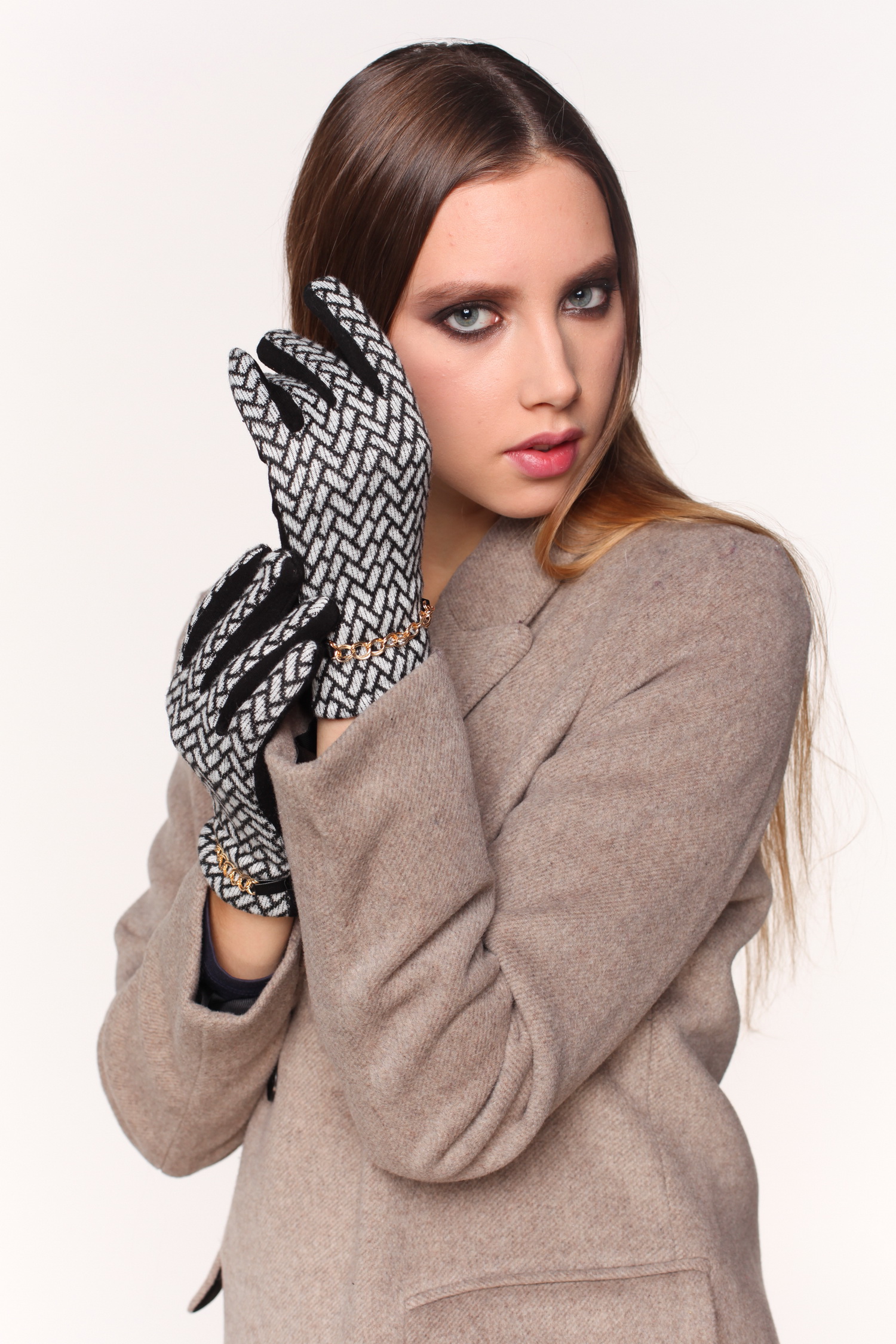 Трикотажные перчатки с популярным орнаментом
